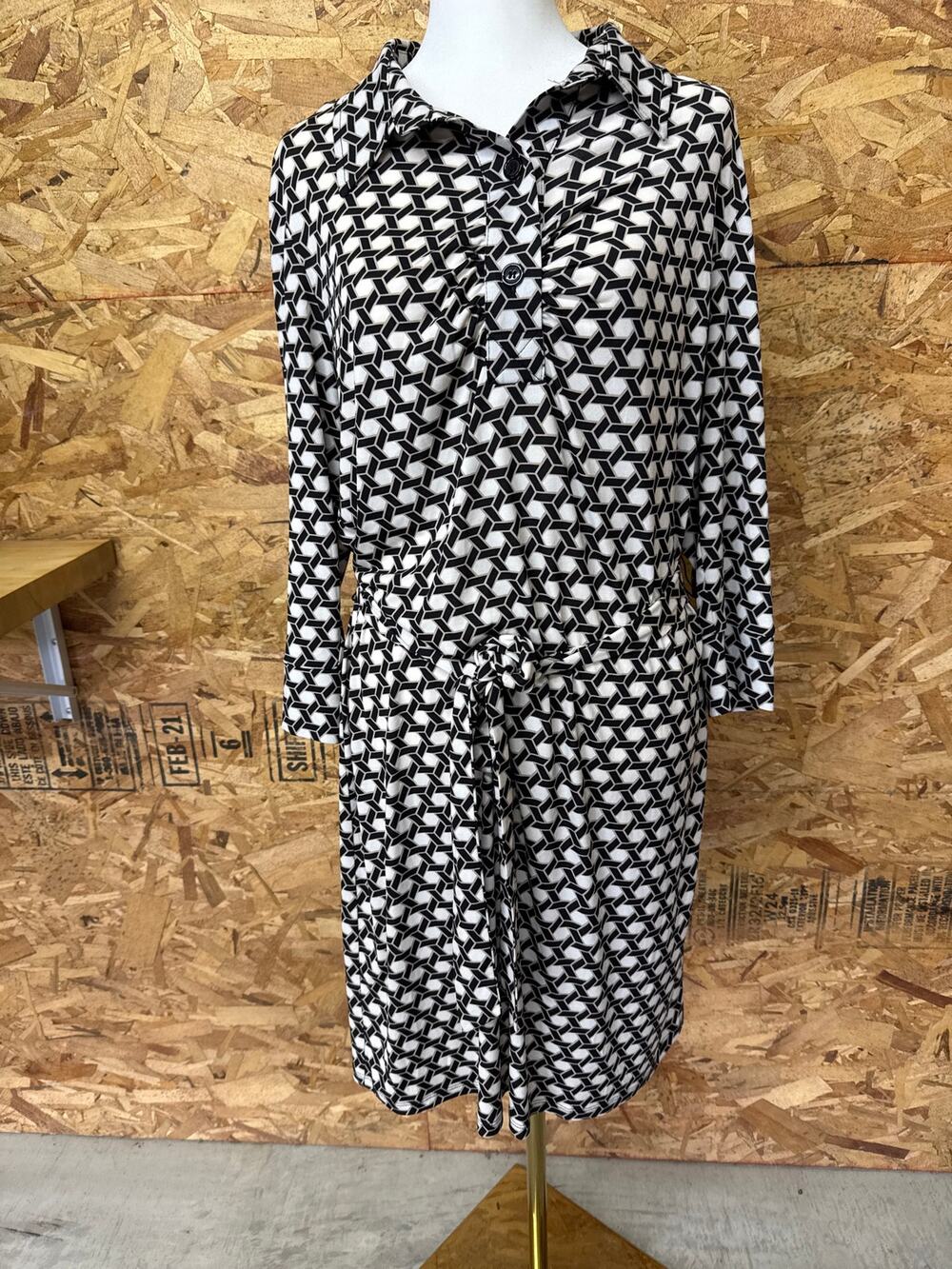 Laundry by Shelli Segal black, white and gold geometric dress with belt Sz L